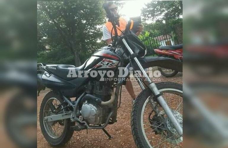 Imagen de Le sacan la moto de adentro del garaje