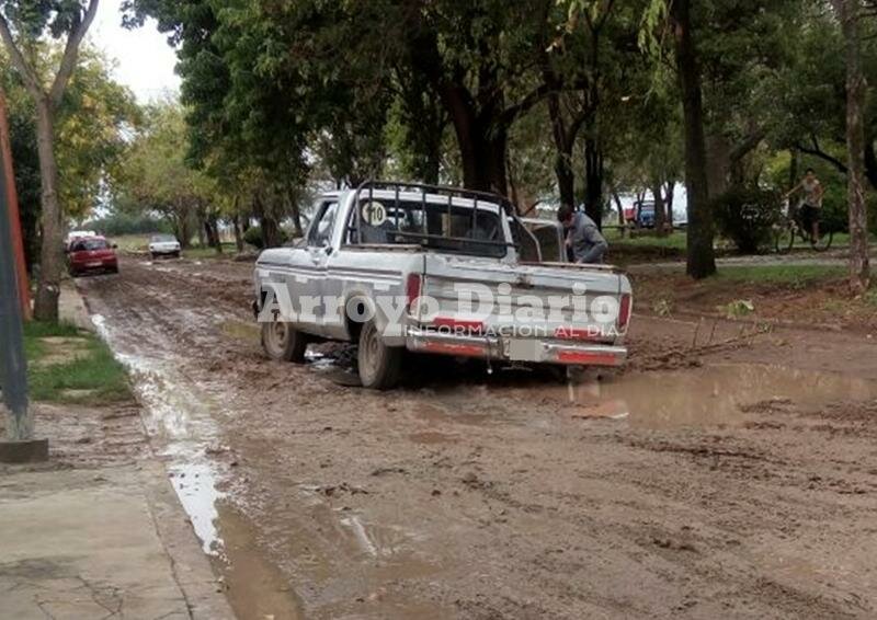 Imagen de En el Barrio G?emes: Se qued? encajado en el barro