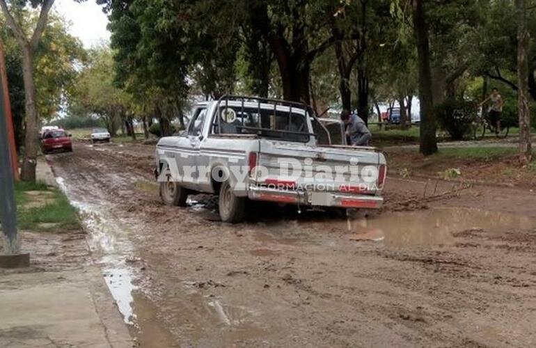 Imagen de En el Barrio G?emes: Se qued? encajado en el barro