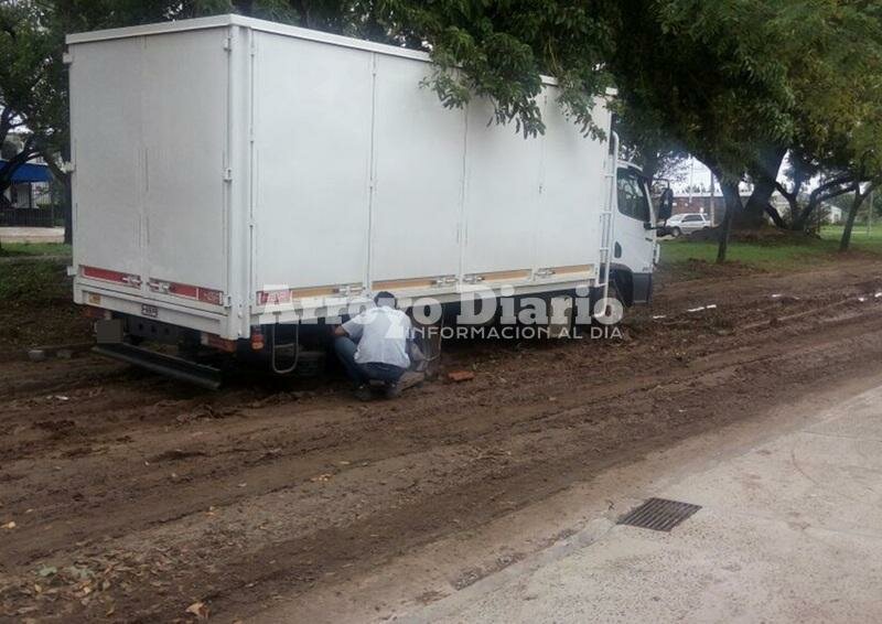 Repartidor encajado. El rodado ven?a de Rosario y el trabajo es la distribuci?n de alimentos para mascotas.