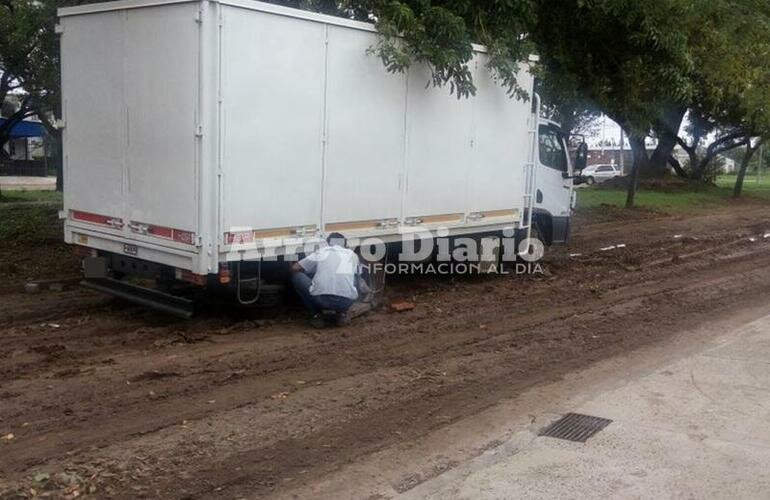 Repartidor encajado. El rodado ven?a de Rosario y el trabajo es la distribuci?n de alimentos para mascotas.