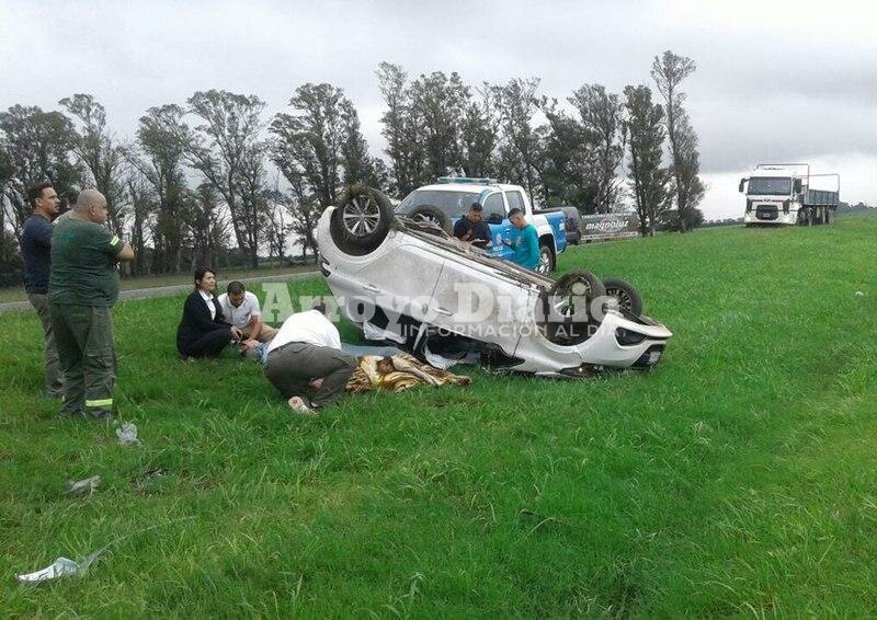 Imagen de Vuelco de un autom?vil sobre autopista