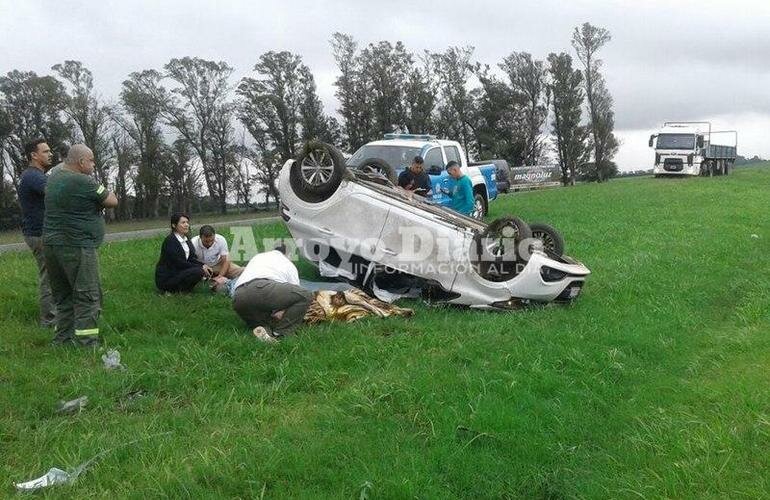 Imagen de Vuelco de un autom?vil sobre autopista