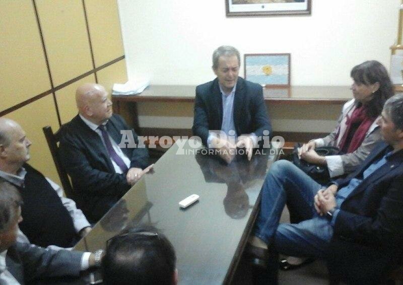 Luego de pasar por la municipalidad, el ministro fue recibido en el Concejo. Foto: Gentileza Nicol?s Trabaina