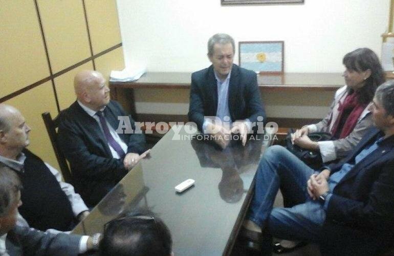 Luego de pasar por la municipalidad, el ministro fue recibido en el Concejo. Foto: Gentileza Nicol?s Trabaina