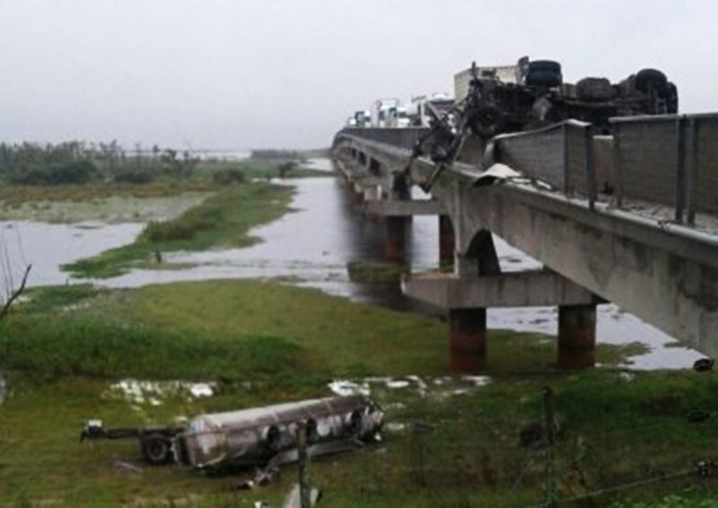 Imagen de Un cami?n cay? al vac?o desde el puente Rosario - V?ctoria