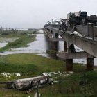 Imagen de Un cami?n cay? al vac?o desde el puente Rosario - V?ctoria