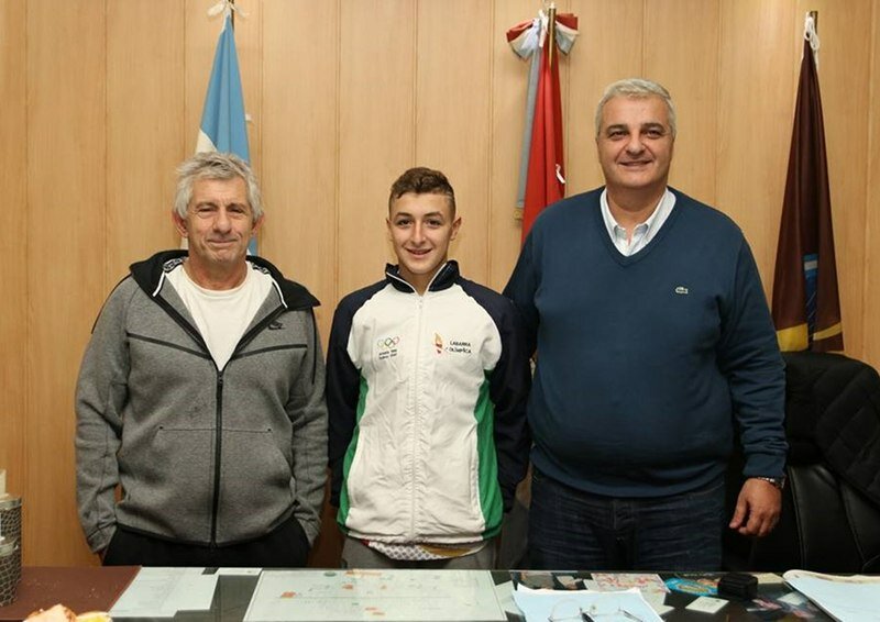 En la foto. Lucas Ciarniello (entrenador), M?ximo Concetti (nadador) y Nizar Esper (intendente).