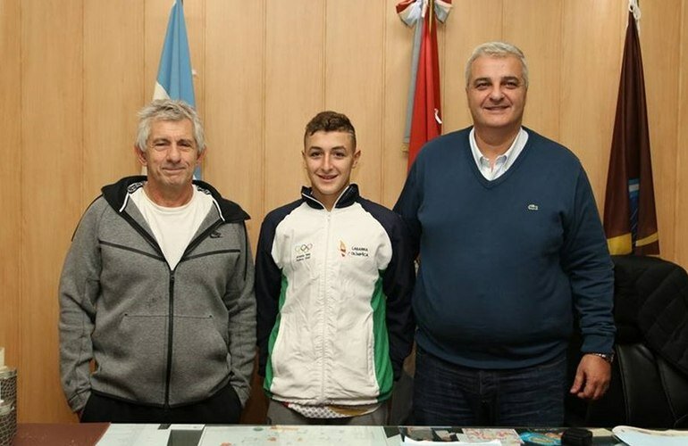 En la foto. Lucas Ciarniello (entrenador), M?ximo Concetti (nadador) y Nizar Esper (intendente).