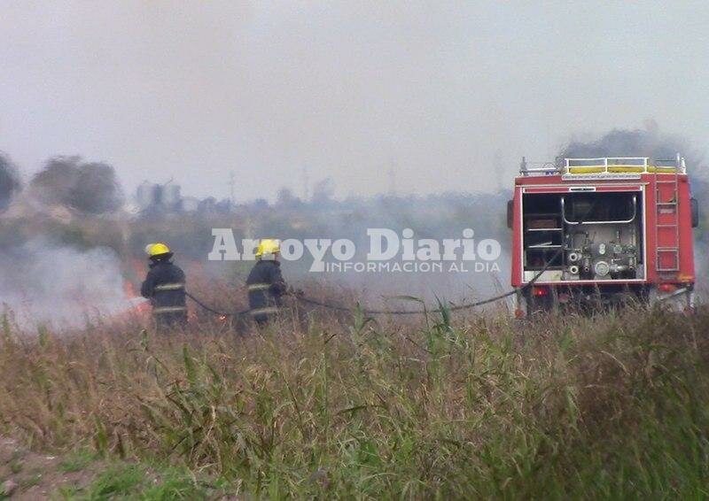 Imagen de Bomberos en salida por incendio de pastizales