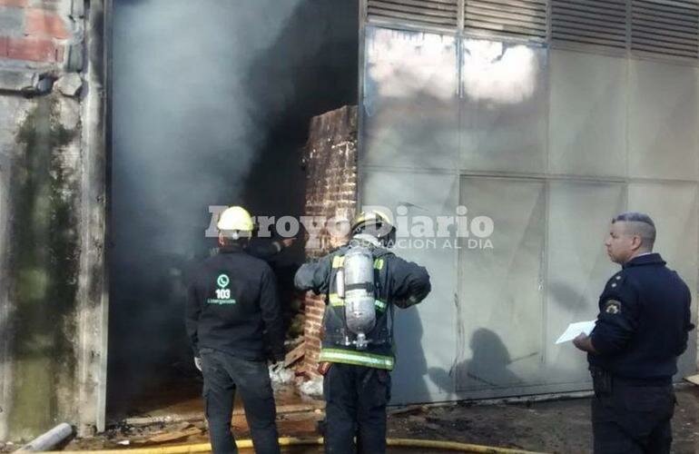 Imagen de Bomberos de Arroyo Seco en incendio de f?brica de colchones