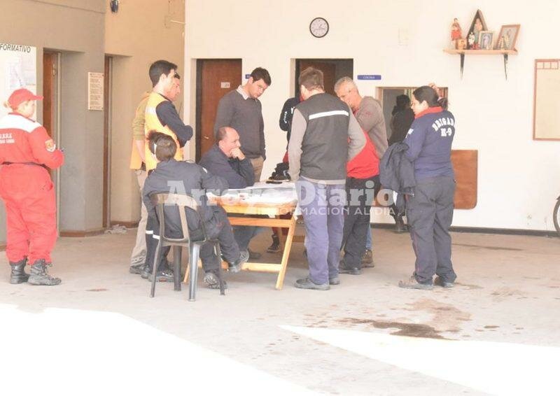 En el cuartel. El Comando de Incidencia tiene base en Bomberos Voluntarios. Fotos: Jorgito Cuello