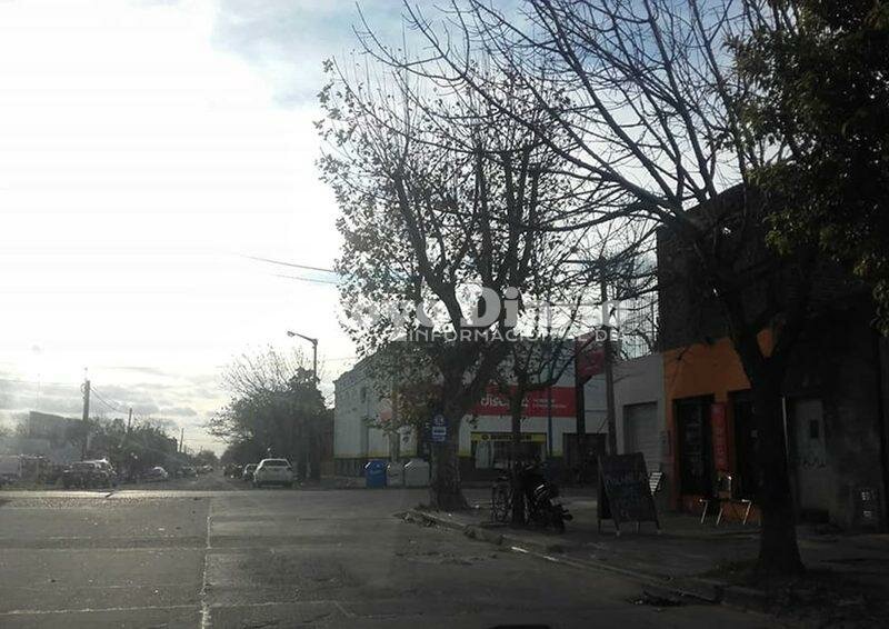 En la parada. Esta esquina es bastante oscura de noche y es la zona donde ocurri? el robo ayer.