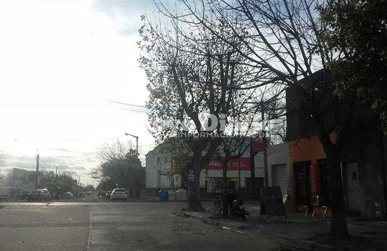 En la parada. Esta esquina es bastante oscura de noche y es la zona donde ocurri? el robo ayer.