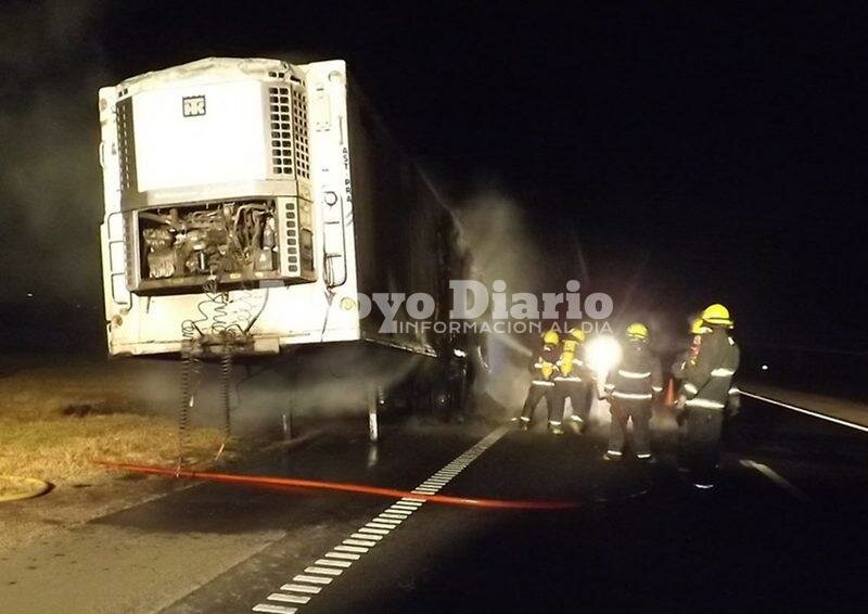 En plena tarea. Los bomberos trabajando esta madrugada con las tareas de enfriamiento.