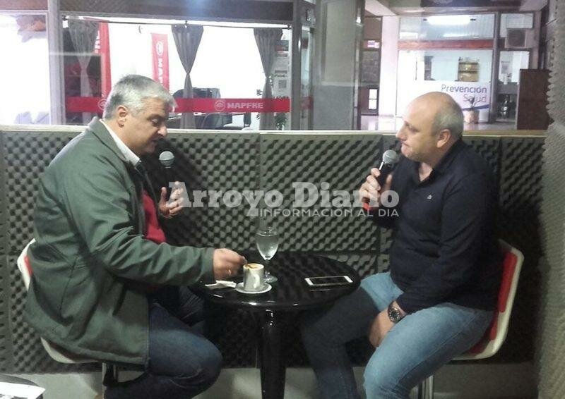 Nizar Esper junto al periodista Maximiliano Pascual en la radio.