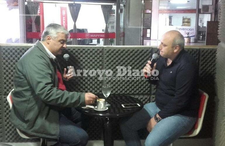 Nizar Esper junto al periodista Maximiliano Pascual en la radio.