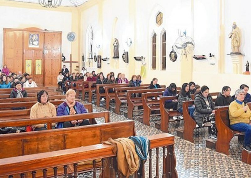 Incesantes Oraciones. Los habitantes del pueblo se reunieron en la iglesia a pedir por la vida de los j?venes.