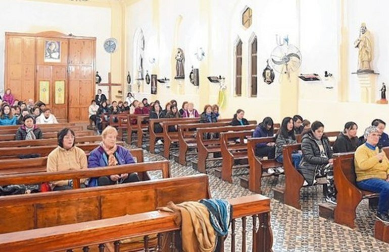 Incesantes Oraciones. Los habitantes del pueblo se reunieron en la iglesia a pedir por la vida de los j?venes.