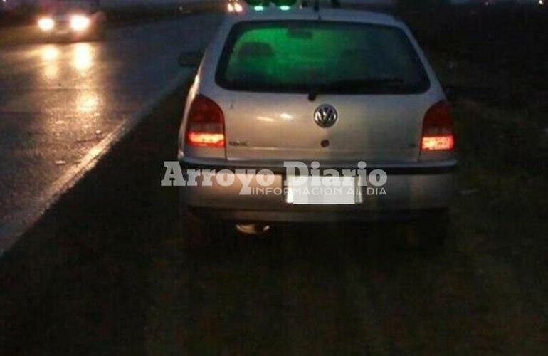 A metros de su auto. El hombre hallado sin vida, estaba tendido sobre la banquina a unos pocos metros de su coche.