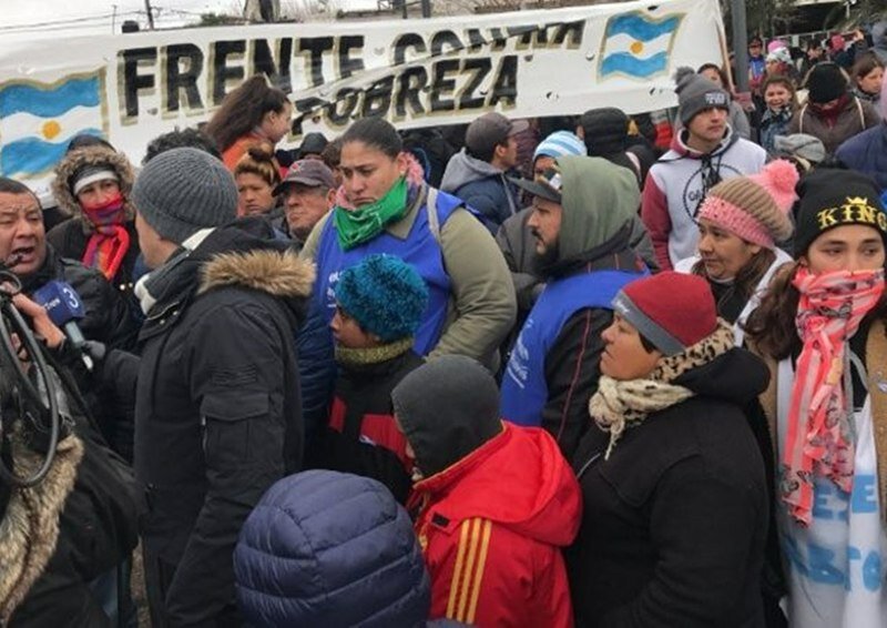 Los manifestantes frente al supermercado Libertad. Foto: Rosario 3