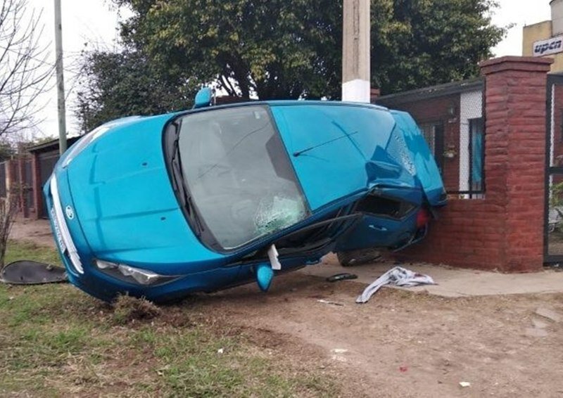 El Ford Fiesta termin? contra el frente de una casa de la esquina. Foto: Rosario3.com