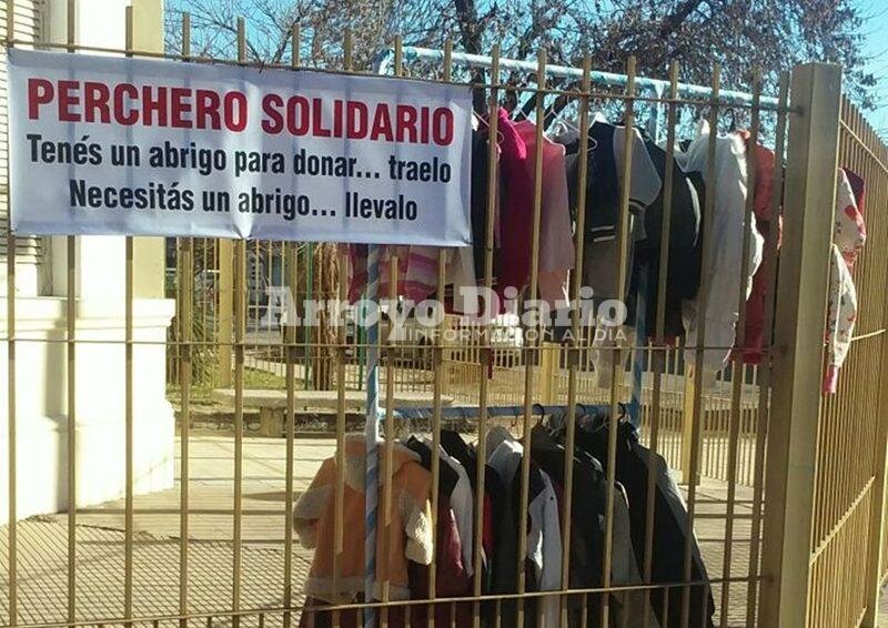 Imagen de Se necesita ropa de abrigo para el Perchero Solidario