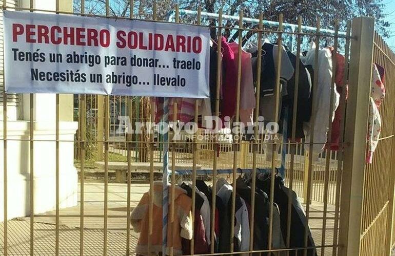 Imagen de Se necesita ropa de abrigo para el Perchero Solidario