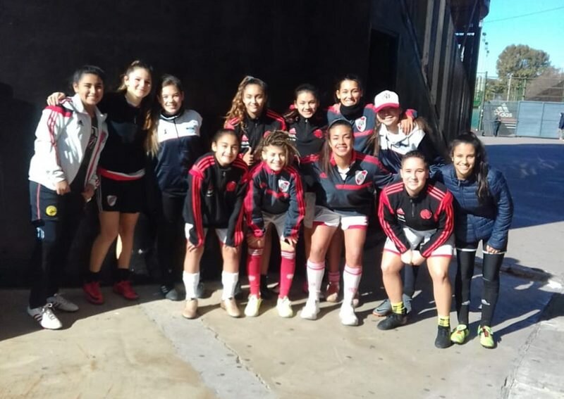 Imagen de Escuela de F?tbol Femenino y jugadoras que vuelan alto