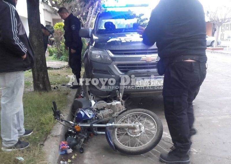 Imagen de Patrulla policial colision? a joven en moto