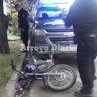 Imagen de Patrulla policial colision? a joven en moto