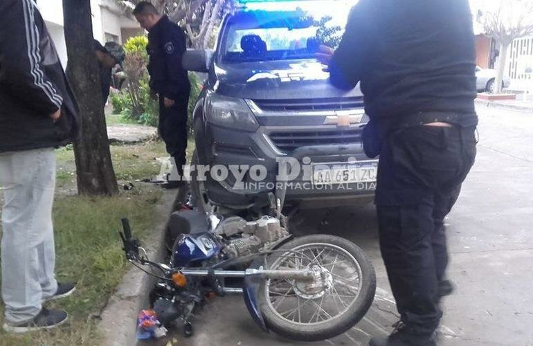 Imagen de Patrulla policial colision? a joven en moto