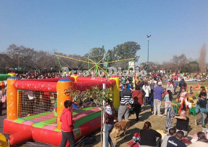 Todo gratis. La tarde acompa?a y el predio est? colmado de familias junto a sus chicos.