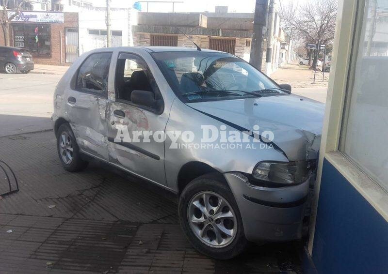 Arriba de la vereda. El coche termin? subiendo a la vereda, afortunadamente solo hubo da?os materiales.