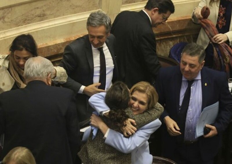 Tras la marat?nica sesi?n, senadores festejan el rechazo al aborto. Foto: NA