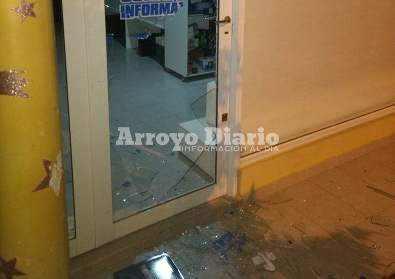 Da?os y robo. Tras hacer estallar el vidrio, los ladrones huyeron con varias cosas de valor del local de inform?tica.