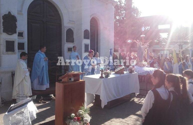 En las puertas de la parroquia. La Misa se celebr? al aire libre frente a la Iglesia.