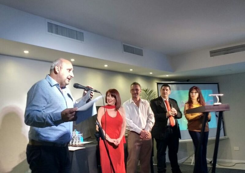 En el escenario. Maximiliano Pascual recibiendo el premio anoche en VCP.