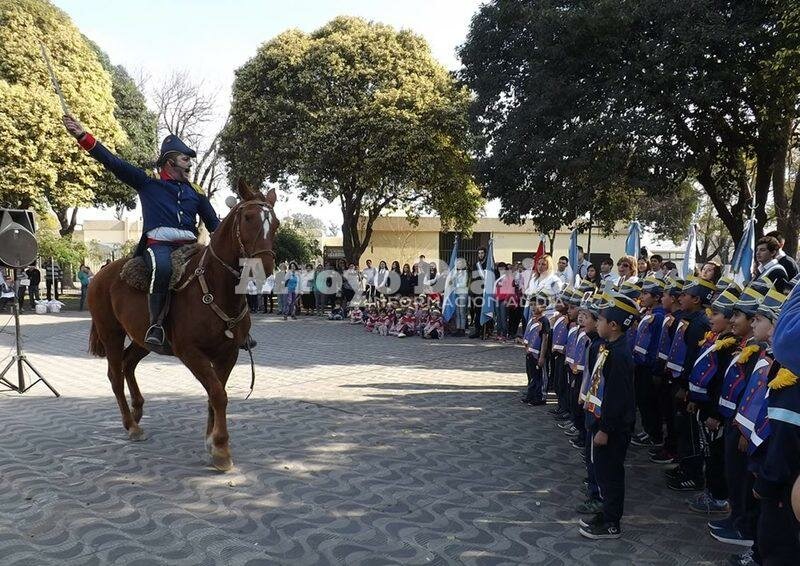 ?Viva la Patria!. San Mart?n fue una de las sorpresas durante el acto de esta tarde.