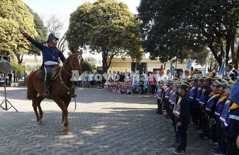 ?Viva la Patria!. San Mart?n fue una de las sorpresas durante el acto de esta tarde.