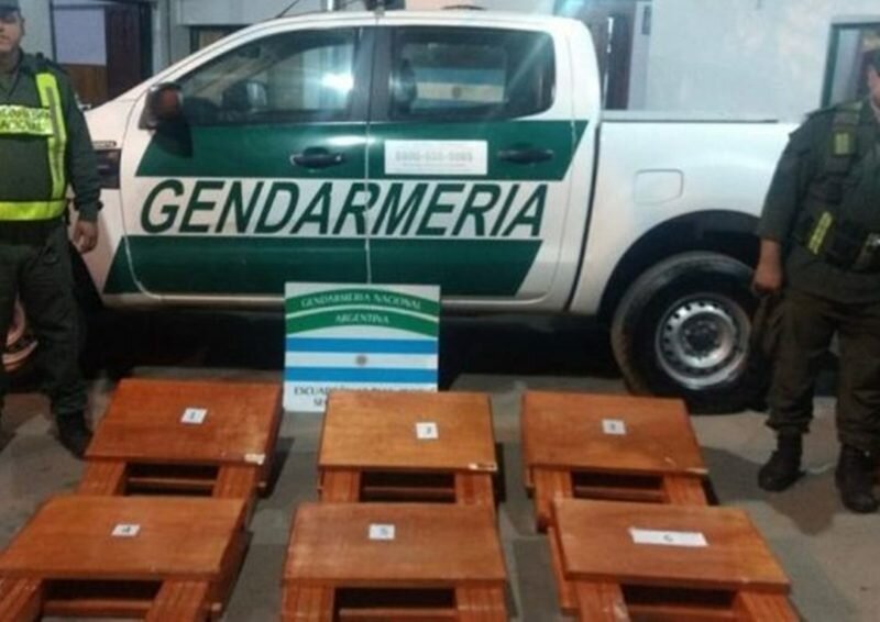 Imagen de Descubren 100 kilos de coca?na ocultos en mesas de madera