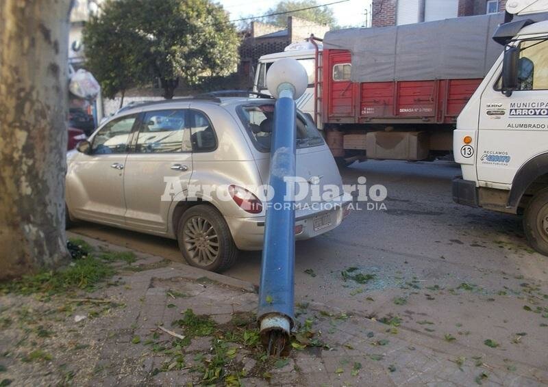 Imagen de Columna de alumbrado p?blico cay? sobre un auto