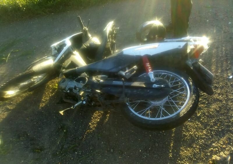 La motocicleta en la que se trasladaba el muchacho que result? herido.