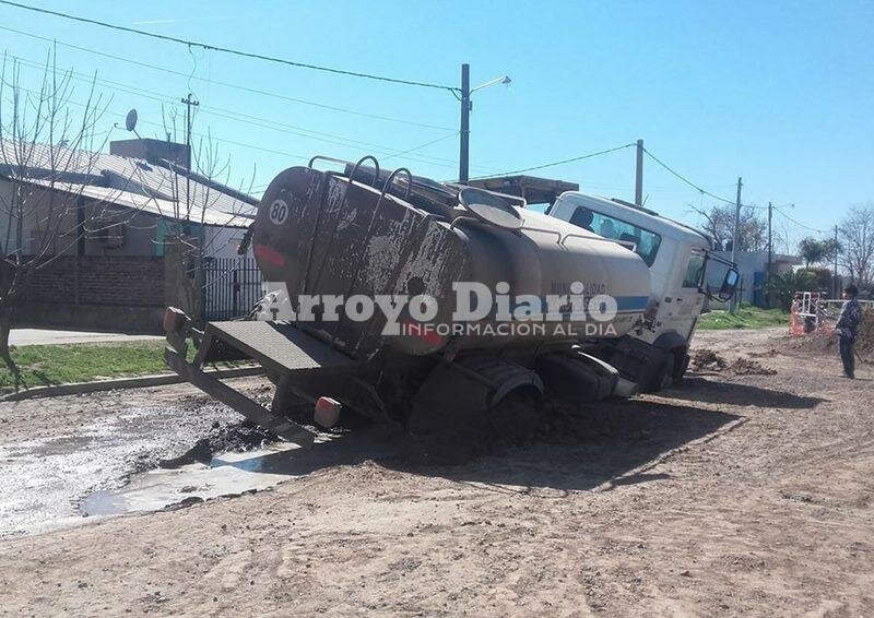 As? hab?a quedado. Despu?s de algunas horas de permanecer atascado, finalmente pudo ser arrastrado por una m?quina que consigui? liberarlo.