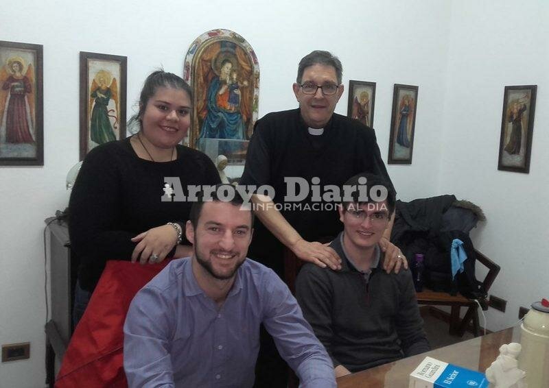 Foto grupal. Yamila, Nicol?s, C?sar y el Padre Pedro nos recibieron hoy en la Parroquia.