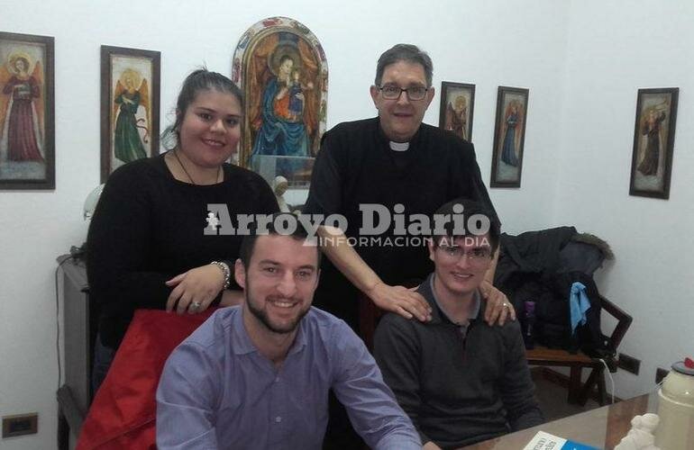 Foto grupal. Yamila, Nicol?s, C?sar y el Padre Pedro nos recibieron hoy en la Parroquia.