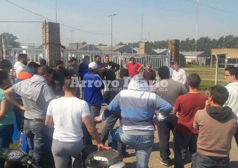 Durante la tarde. La asamblea se realiz? hoy en las puertas de la empresa.