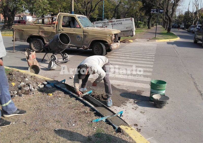 En el Boulevard. Una cuadrilla de municipales trabajaba hoy en Mansueto Maiorano y 9 de Julio.