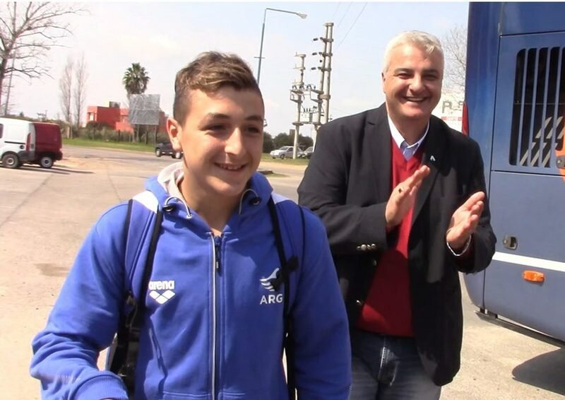 Recibimiento sorpresa. Amigos, familiares, allegados y el intendente Nizar Esper esperaron al nadador en el acceso a autopista.