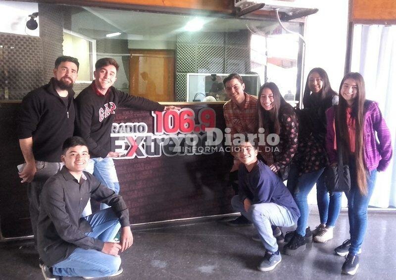 En la radio. Maxi Ballinari junto a los hermanos chilenos, esta ma?ana en 106.9